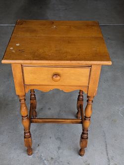 Sligh side table - made in USA - 16"x14"x28"