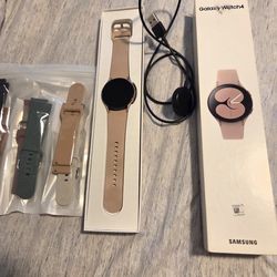 Samsung Galaxy 4 smart watch,  w/ charger n new pack of bands, n box