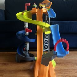 Fisher-Price Little People Hot Wheels Spiral Stunt Speedway Toddler Race Track Playset 2 Toy Cars