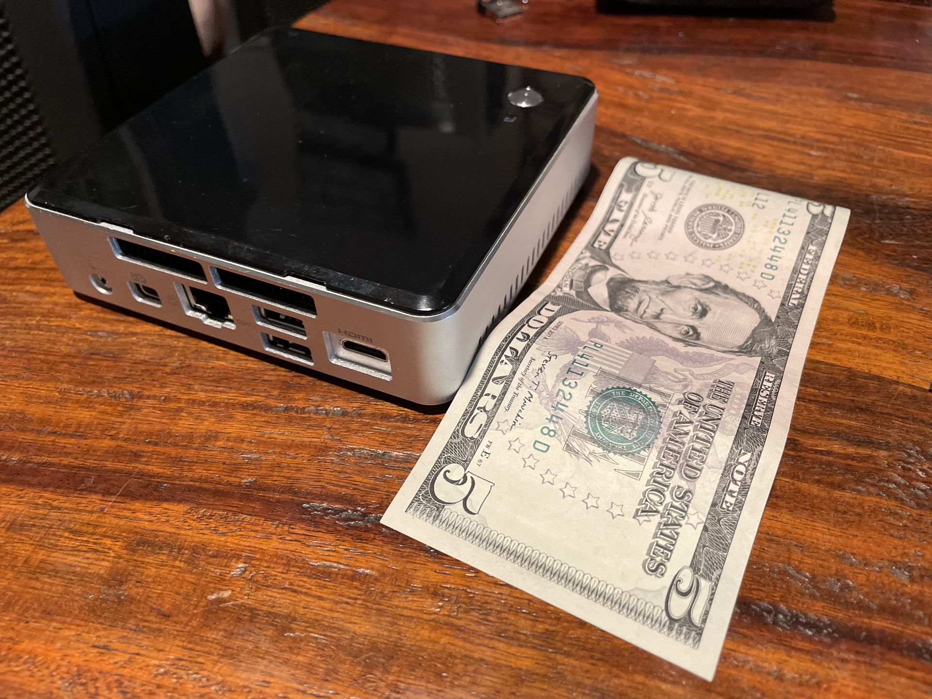 Intel Core i5 NUC Mini Pc. M.2 SSD, 8GB Ram