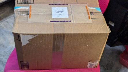 Huge Box Of Fine Used Clothes That Used To Be Mine. Mostly Branded: Levi's, Tommy Hilfiger, Arizona, Etc.