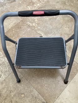 RUBBERMAID  ONE  STEP  STEPSTOOL WHICH  FOLDS FOR  EASY STORAGE