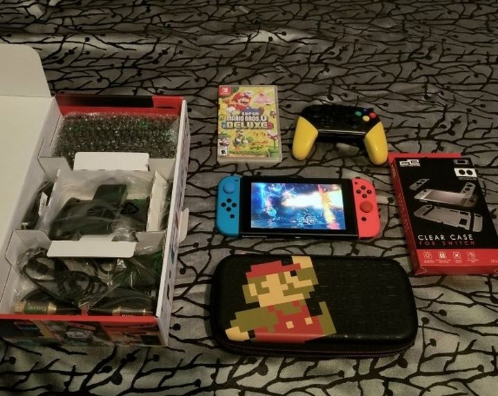 NINTENDO SWITCH BUNDLE COMPLETE ALL LIKE NEW