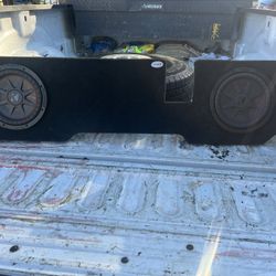 Vehicle Speaker, Amplifier And Touch Screen Radio, Bluetooth and CarPlay 