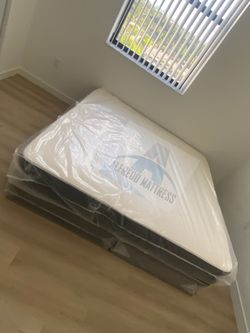 Queen mattress regular set with box spring ( 2pc brand new)