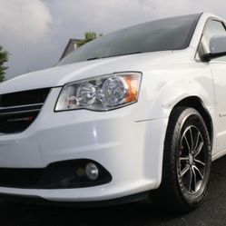 2017 Dodge  Caravan Sxt Nice