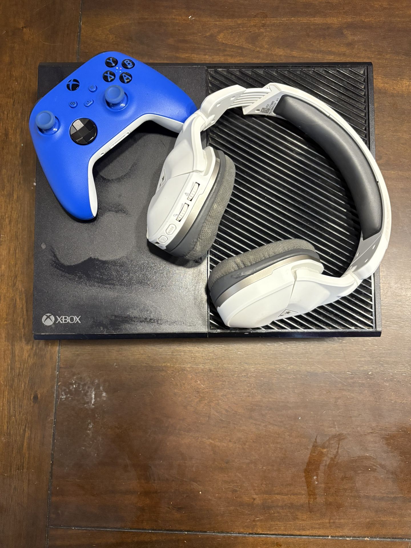Xbox One, Xbox controller and headset