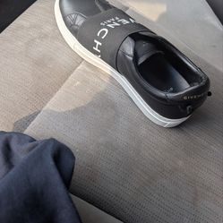 Zapatos Givenchy originales costaron $640