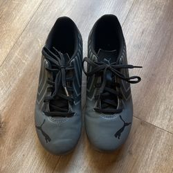 Boys Puma Soccer Shoes Size 3.5Y