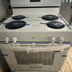 New Frigidaire 4 Burner electric Range