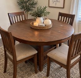 5-piece dining set with an extendable table. OBO