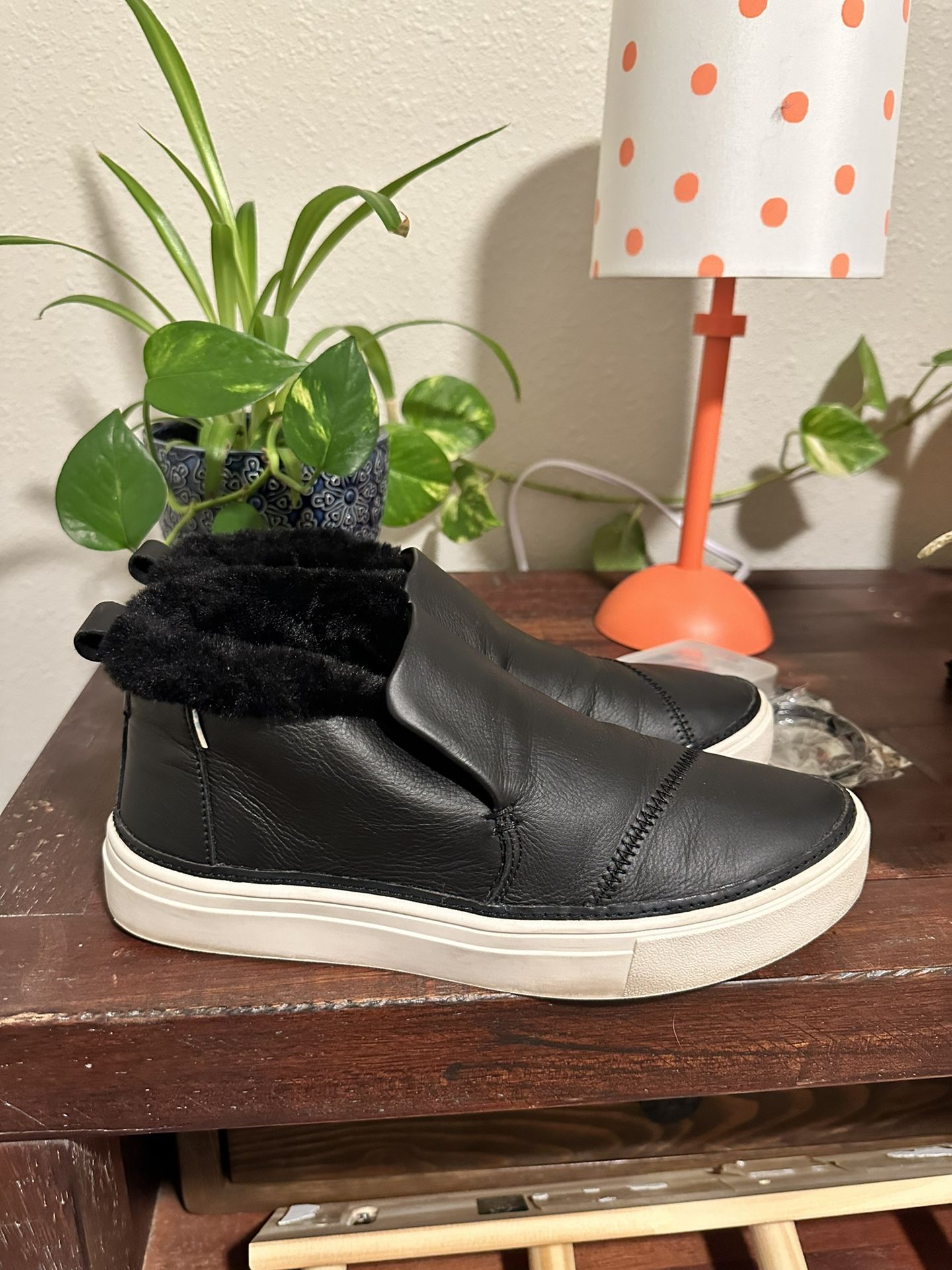 Toms Paxton Ankle Fuzzy Boot Slip On Sneakers Womens