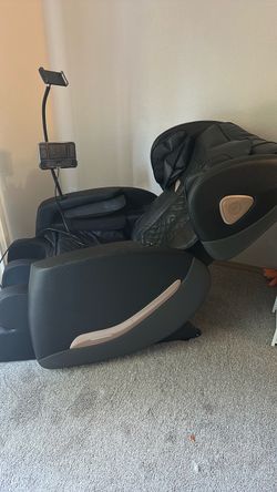 Zero gravity massage chair