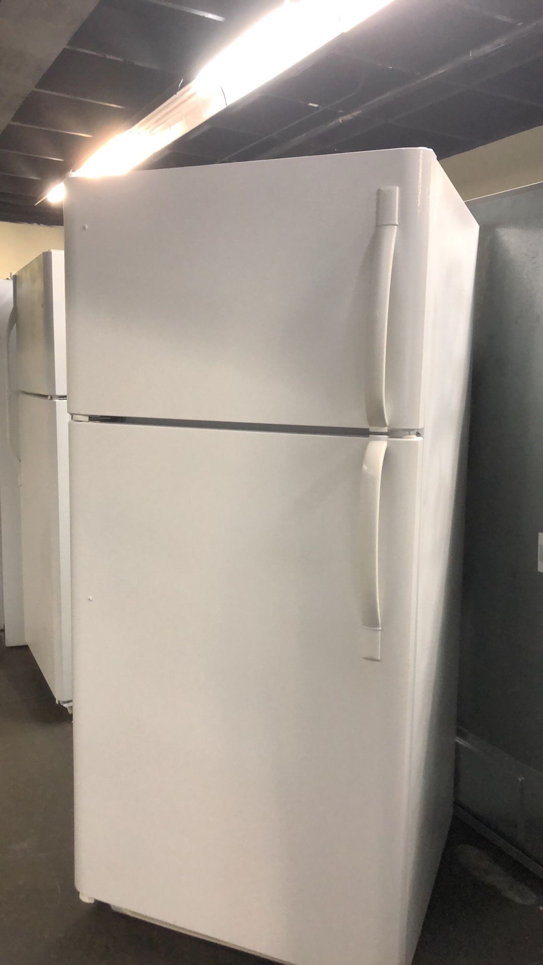 Frigidaire Apartment Size Top Freezer Refrigerator In White 