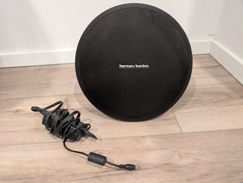 harman kardon Onyx Studio 1 Like New with Charger