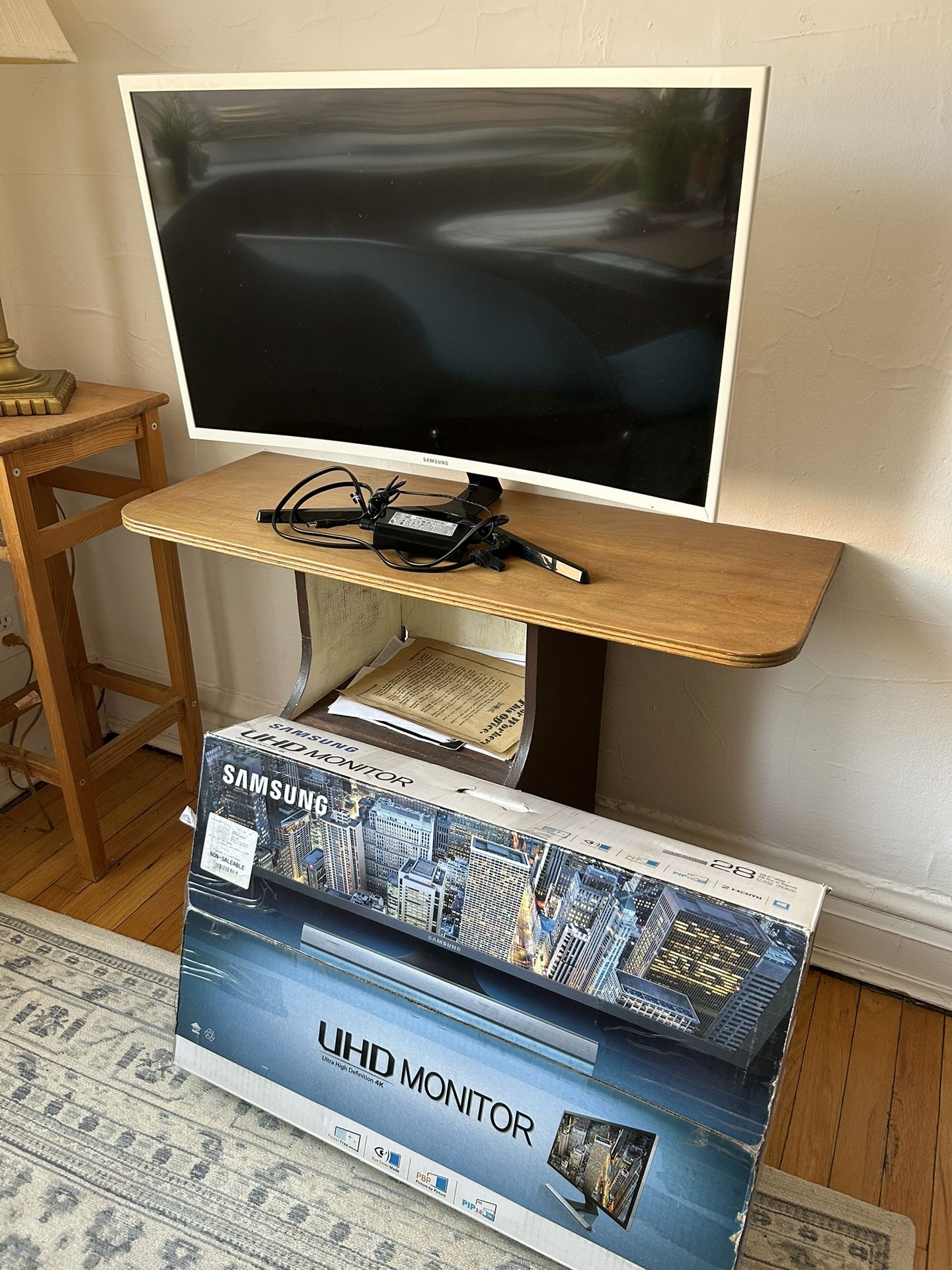 Samsung 28” Monitor