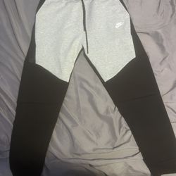 Nike Tech Sweatspants Medium 