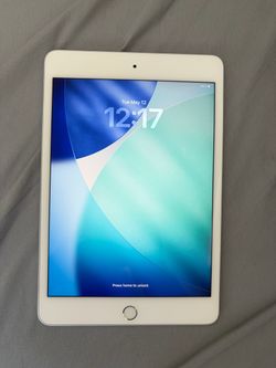 Apple iPad Mini 5th Generation – 64GB Wi-Fi – Silver with black case and original charger