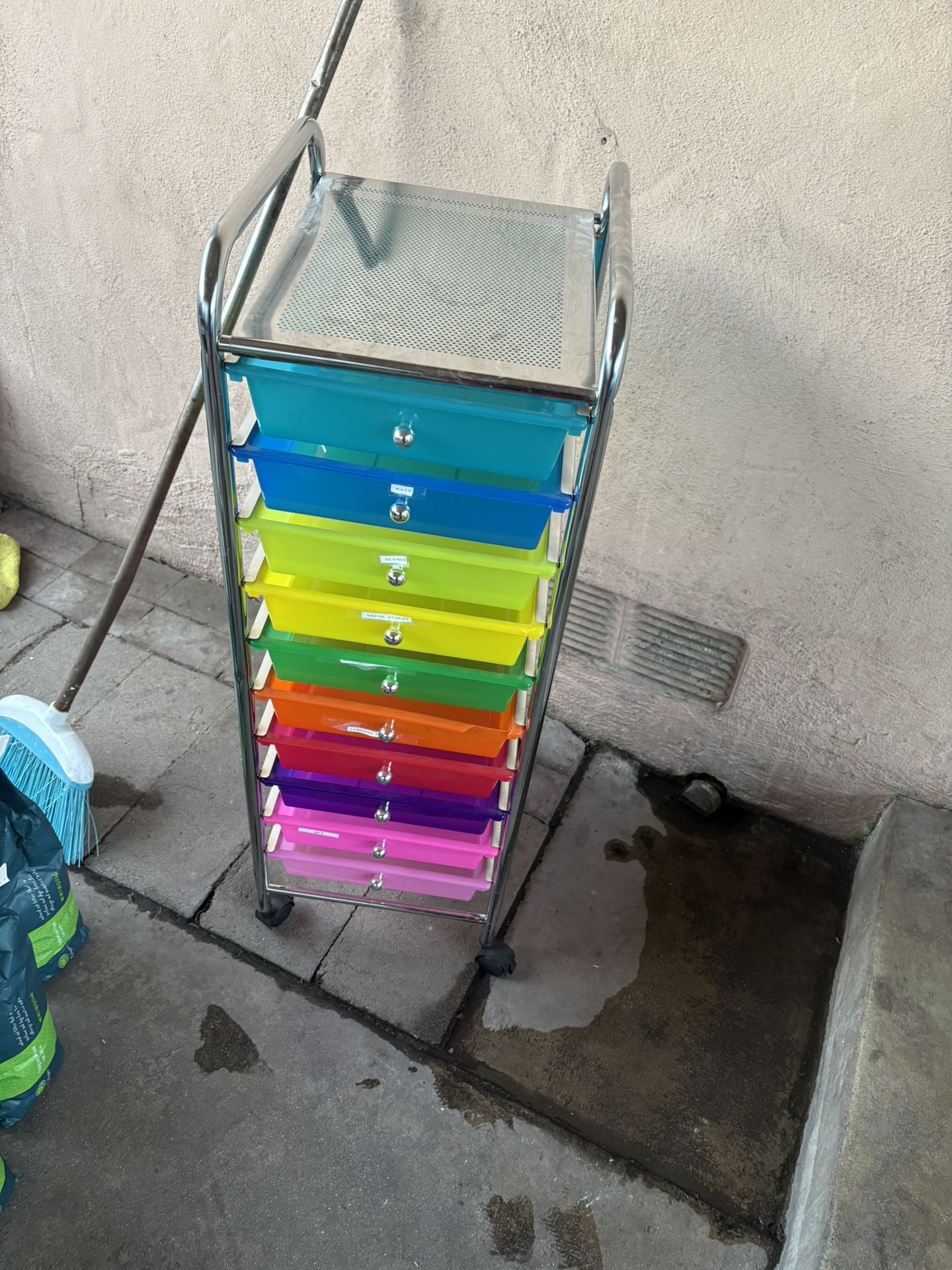 Vendo Esta Raca Con Charolas