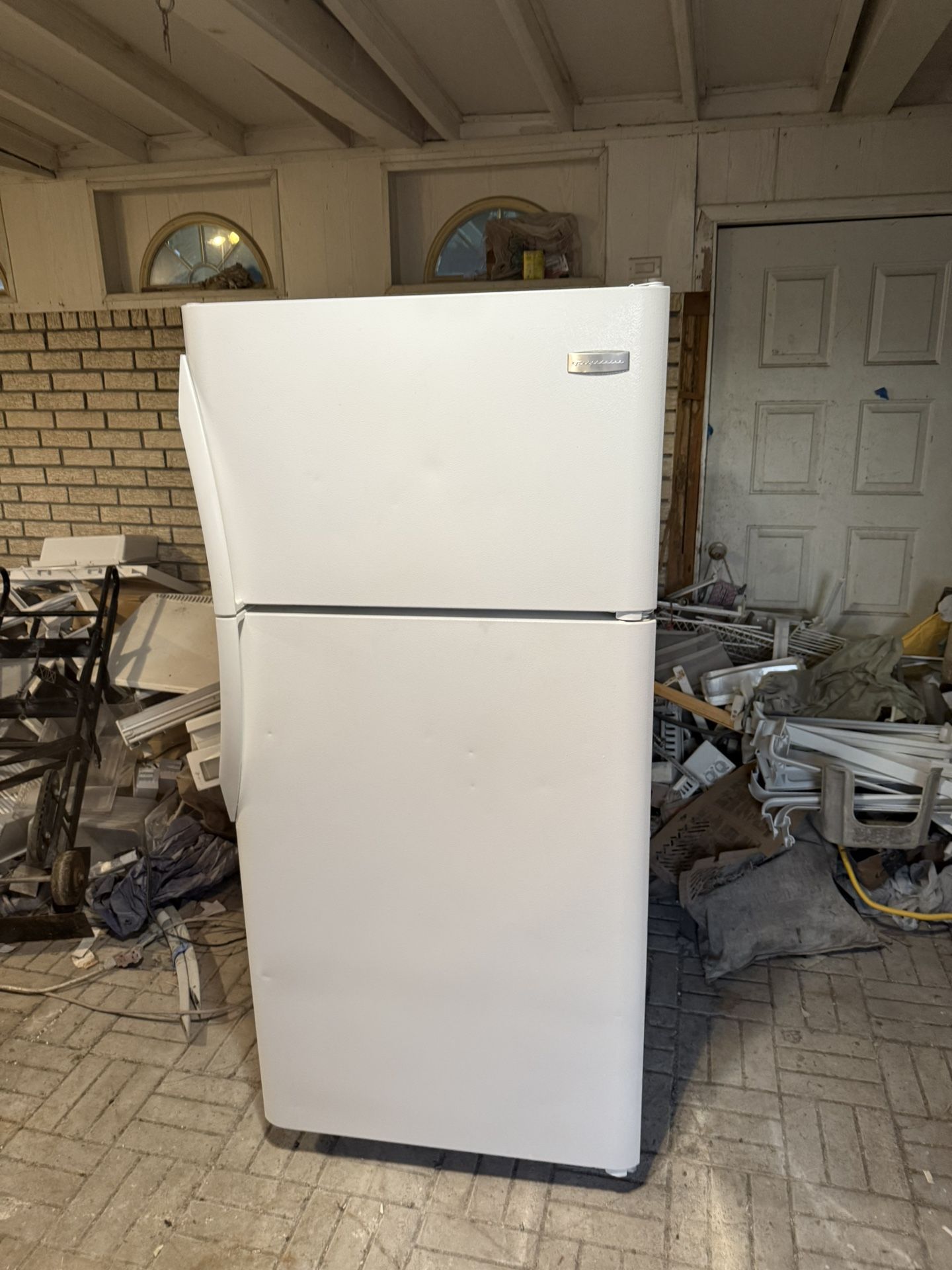 ❤️HAS ICEMAKER.🇺🇸EXCELLENT RUNNING WHITE 18 CU.FT. FRIDGE.😍WILL DELIVER FOR FEE.😻RUNS QUIETLY JUST LIKE BRAND NEW ONES RUN🎉HAS EVERYTHING IN IT N