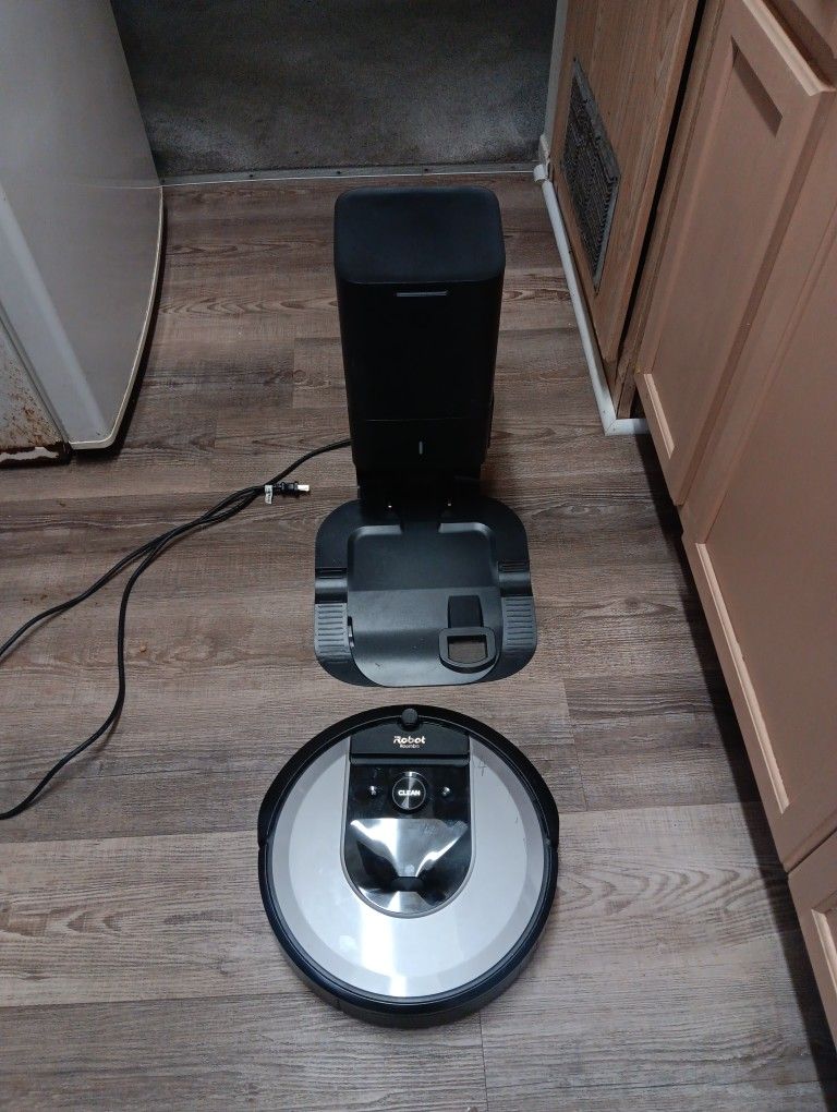 ROBOT  ROOMBA !8  TRAI TODO   CONTROL  OKEY  Prende Todo Pero Yo Casi No Se De Esto Okey Se Vale Ofrecer 