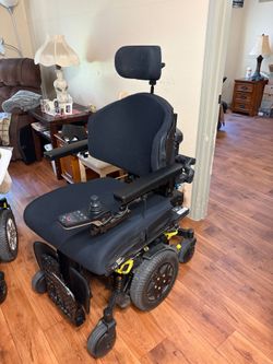 Wheelchair - Quantum Q6 Edge series mid-wheel drive base with TRU-Balance 3 seating