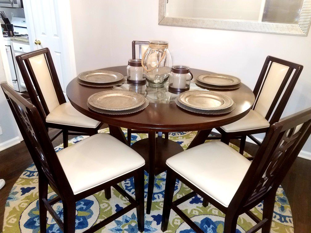 Dining Room Table and 5 Chairs 