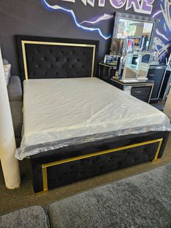 Queen Bed With Memory Foam Matt set $579