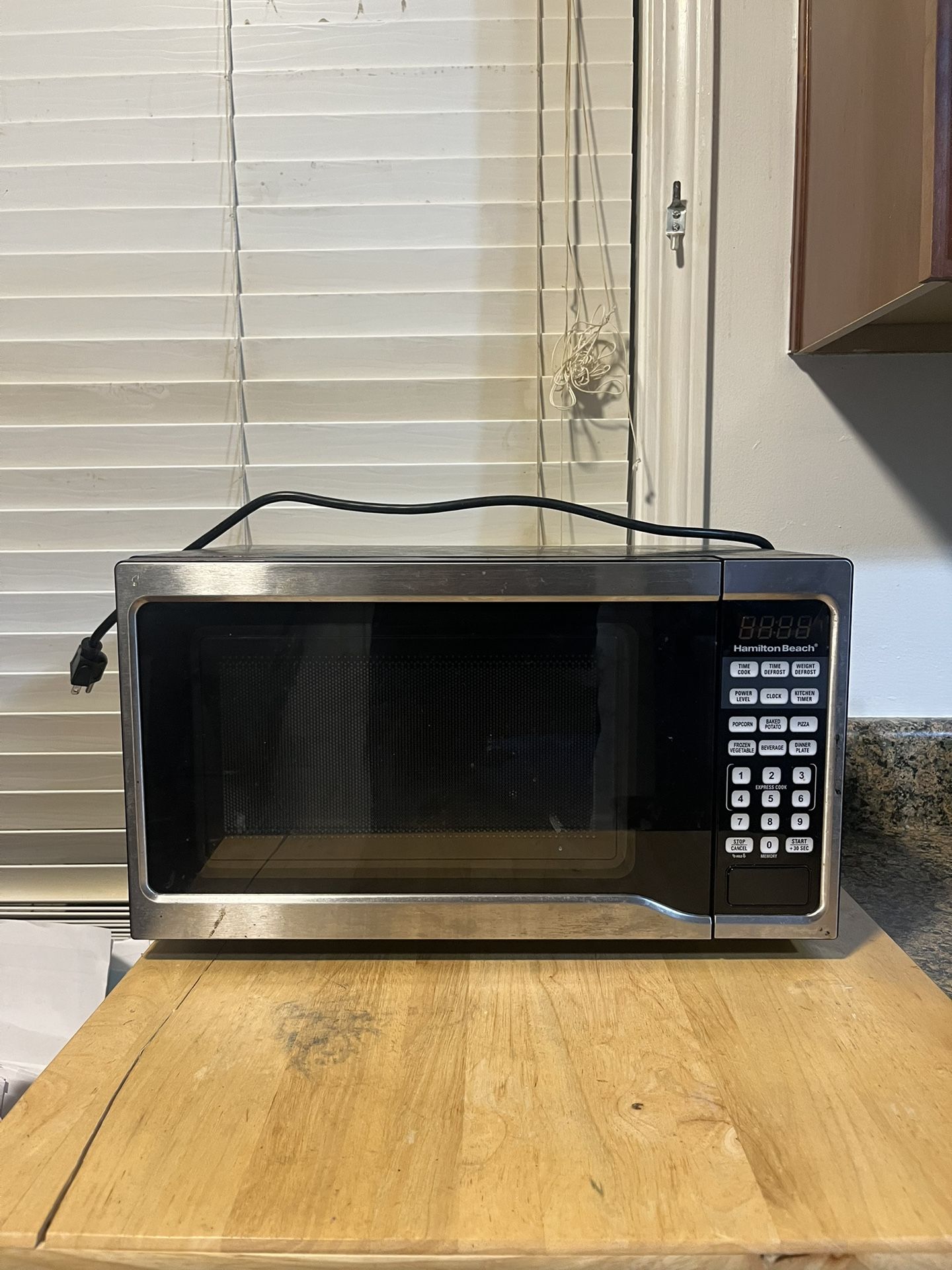 HAMILTON BEACH MICROWAVE • LIKE NEW