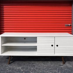 WHITE TV STAND/ BROWN LEGS / MODERN / STYLE/ IN GOOD CONDITION / DELIVERY NEGOTIABLE