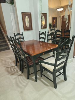DINING ROOM TABLE/CHAIRS AND HUTCH