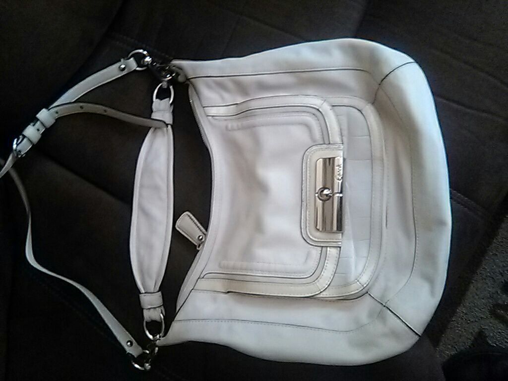 Authenticate coach purse,#H-1173-18287.white ,no stains or damages