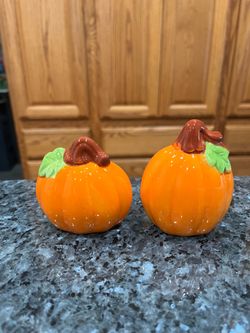 Vintage ceramic Pumpkins Pair of Salt and Pepper Shakers .  Size approximately 3 inches tall.  Preowned.  Has been on display in a cabinet with a very