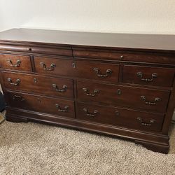 9-Drawer Chest/Chest of drawers - Like New 