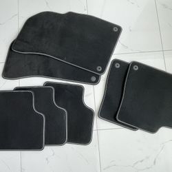 NEW — Audi Q7 / Q8 Floor Mat  Set of (7)