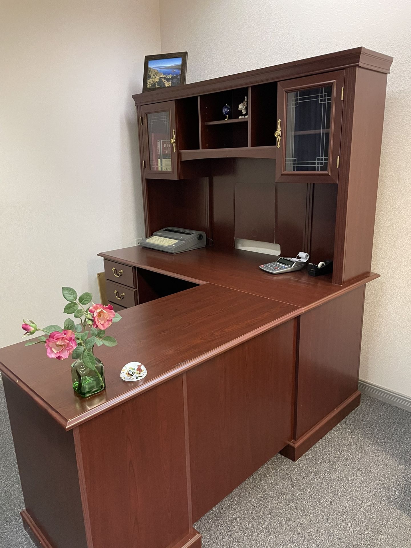 L-Shaped Desk With Hutch