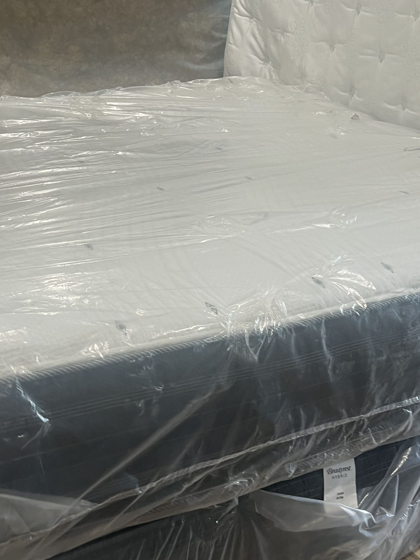 USED KING SIZE BEAUTYREST BLACK HYBRID MATTRESS WITH BOX SPRING DELIVERY 🚚 AVAILABLE
