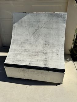Quarter Pipe Skate Ramp