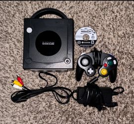 BLACK NINTENDO GAMECUBE CONSOLE WITH VIDEO GAME & CONTROLLER