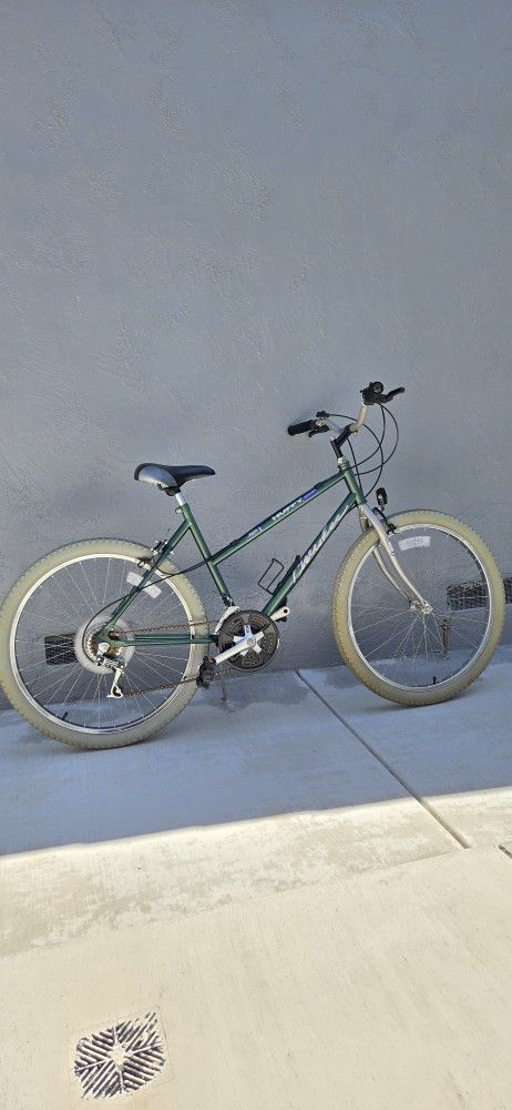 Huffy Cherokee 18 Speed Mountain Bike 26 inch