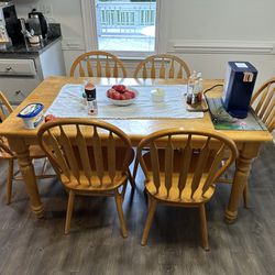 Wooden Dining room/kitchen Table And Matching Chairs