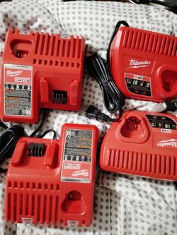 M12 and M18 12-Volt/18-Volt Lithium-Ion Charger