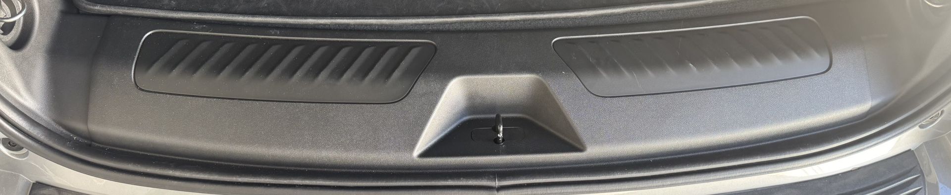 Suburban Cargo Sill Plate Black