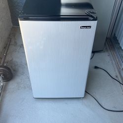 Magic Chef Mini Refrigerator 