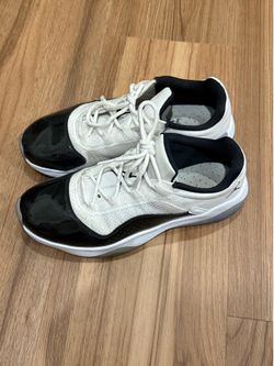 Air Jordan 11 CMFT Low Concord Men’s Size 9 White Black DV2207-100