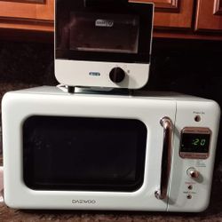 Matching Mint Green Microwave $65 and 
Mini Toaster Oven $20
Or $80 For Both 
LIKE NEW