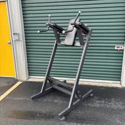 Dip Station Knees Raise 