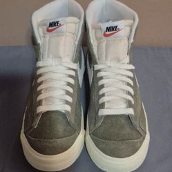 Nike Blazer Mid '77 Vintage "Medium Olive" - Wm(Sz 8)