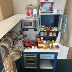 Step Grand Kids Kitchen w/ misc accessories in the Picture