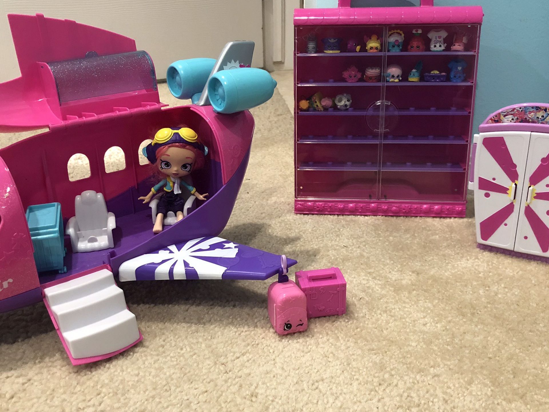ShopKins Airplane, Closet Carrying Case and 18 Shopkins